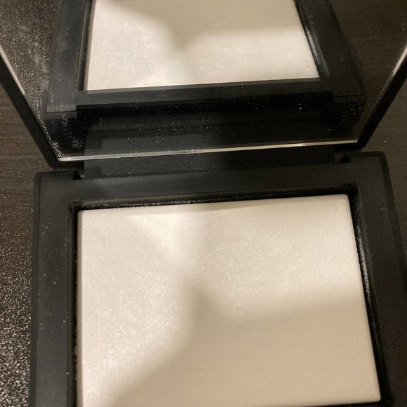NARS Light Reflecting Pressed Setting Powder - Picture 3 of 3